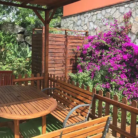 Casa Katia, Giuliana & Nami Лакона